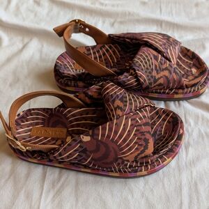 Farm Rio Caramel Macawmouflage Puffy Flat Sandal Size 6(US)Womens